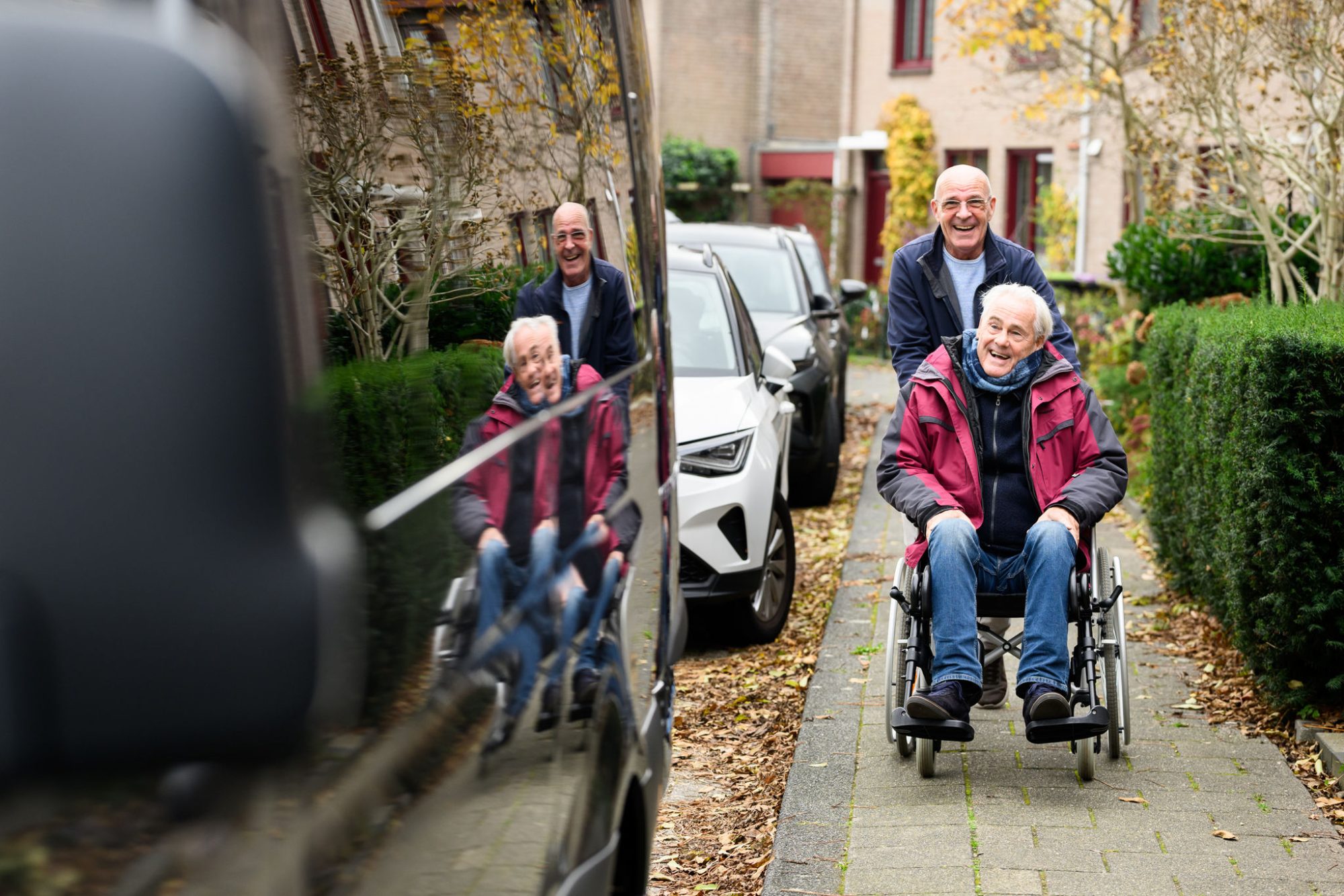 chauffeur duwt passagier in rolstoel