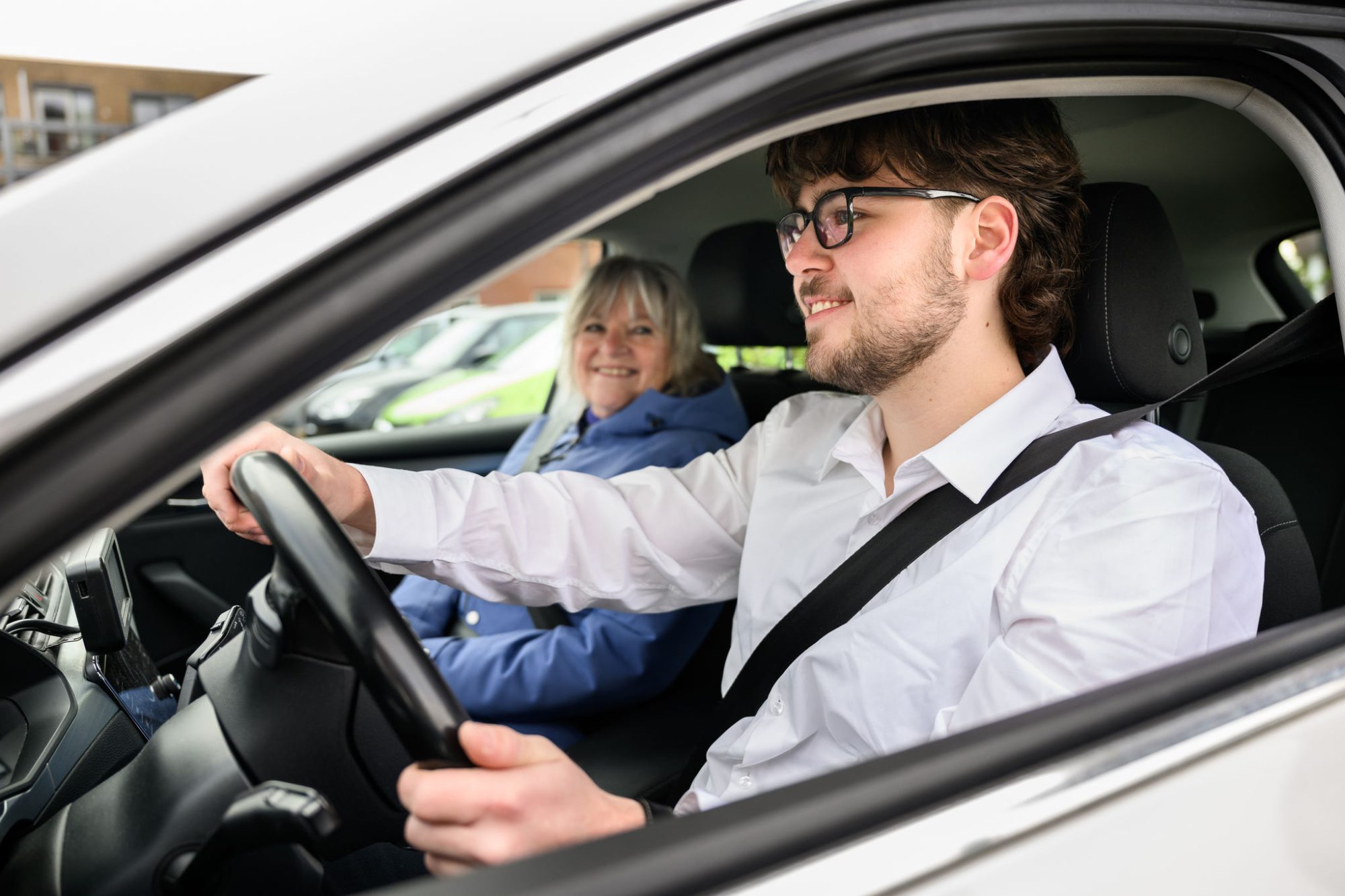 chauffeur en passagier lachen in taxi