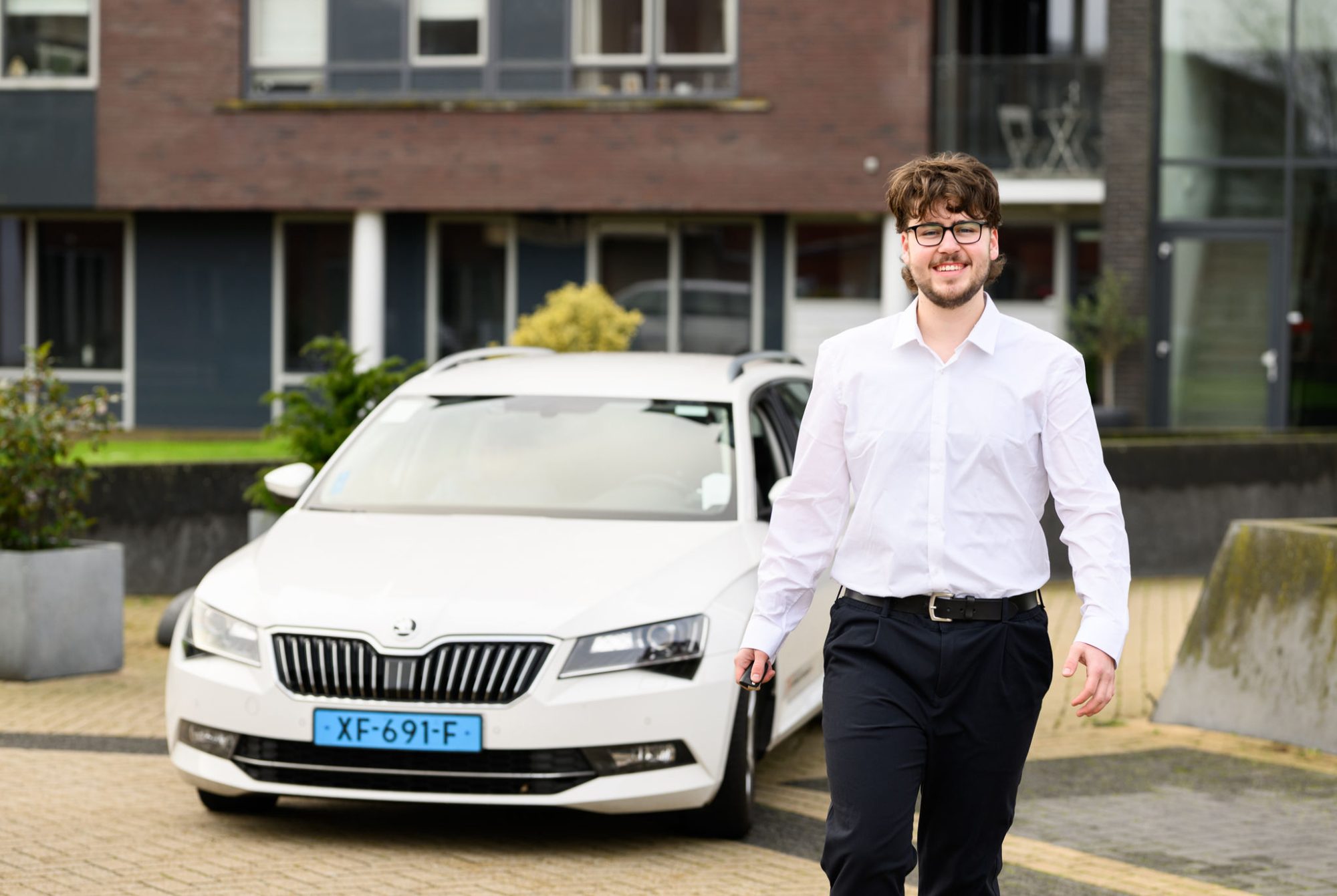 jonge chauffeur staat voor taxi