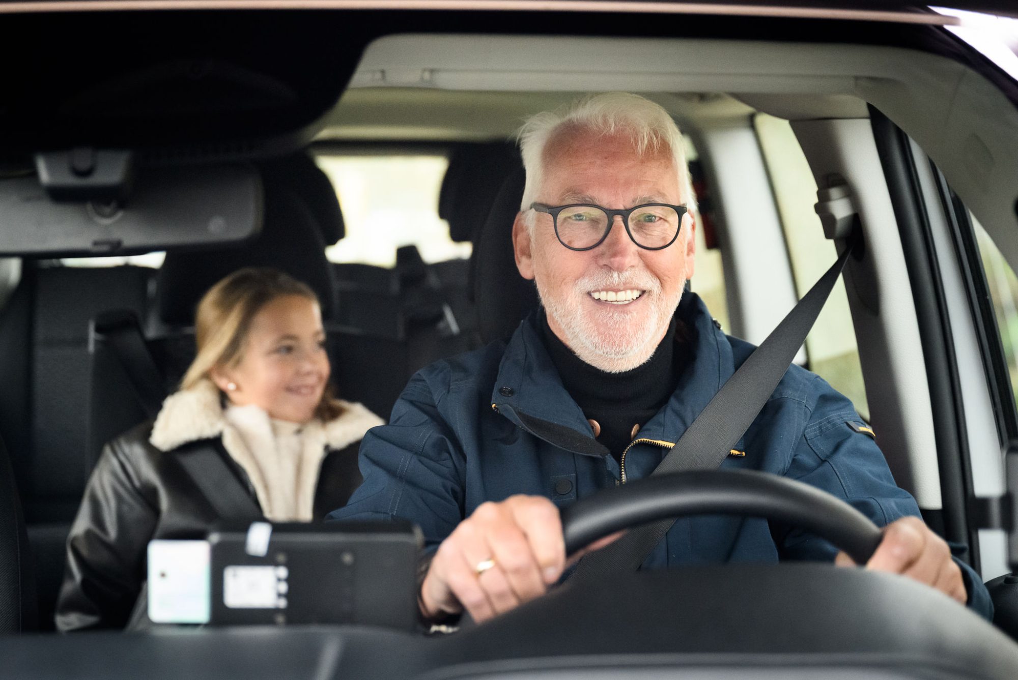 oudere chauffeur met jonge passagier