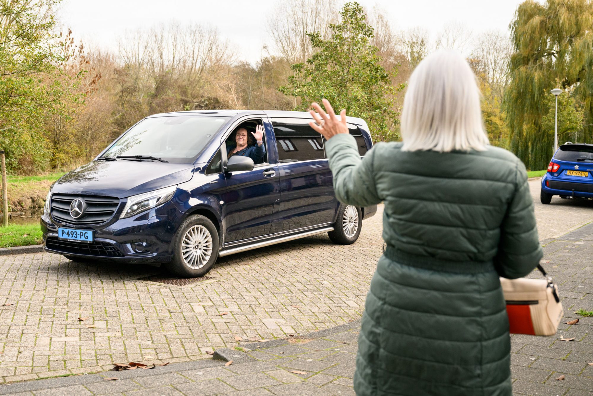 passagier zwaait naar naderende taxi