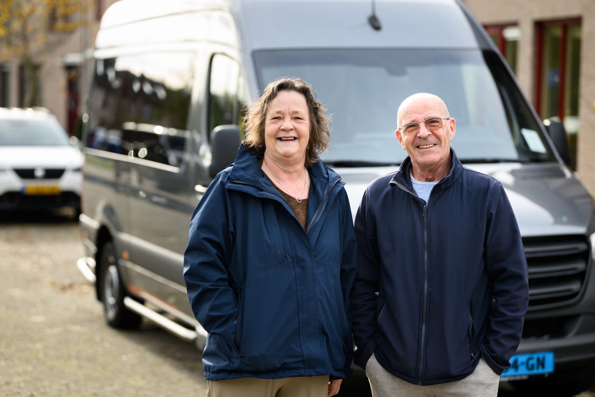 twee taxichauffeurs bij de taxi